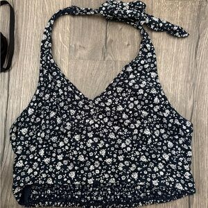 American Eagle Outfitters Black and White Floral Crop Top